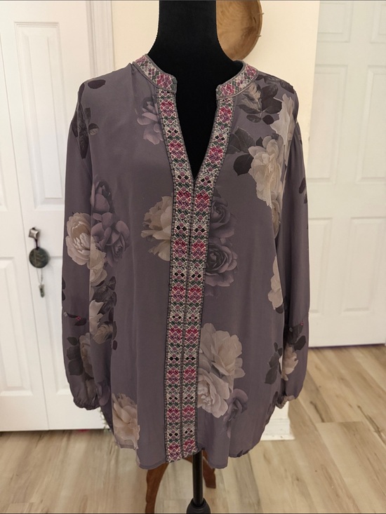 Johnny Was Tops - Johnny Was Lavender Gray Floral Split-Neck Embroidered Tunic